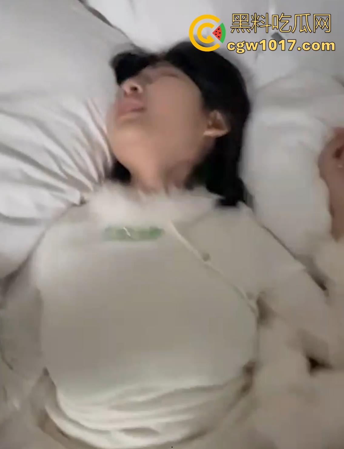 大连工业学院反差女大【刘颖】出轨约炮被男友曝光性爱视频,露脸女上骑乘榨精,无套后入猛撞骚态尽显!-4