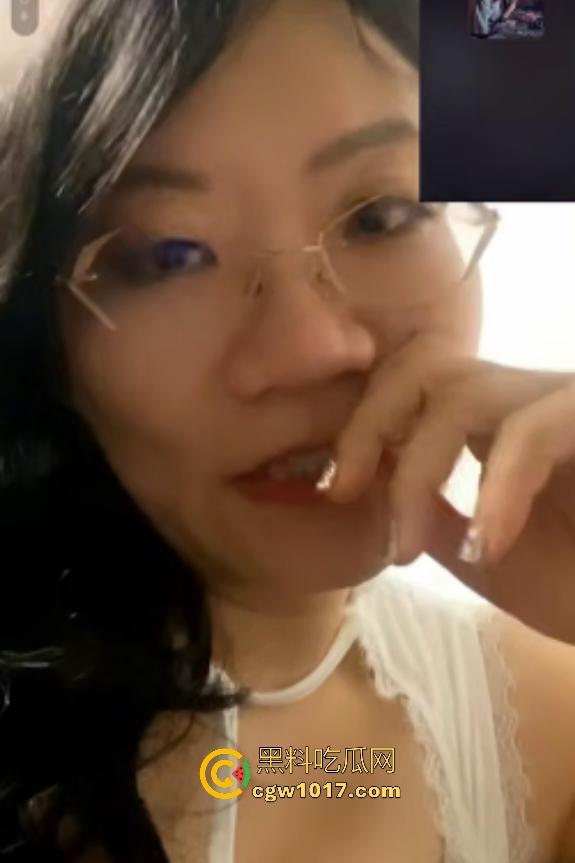 抖音斯文钢琴老师【乐尽奇妙】,白天教琴优雅端庄,晚上开双视角会议,翘屁股勾金主,不仅钢琴弹得好,跳舞也不错!-3