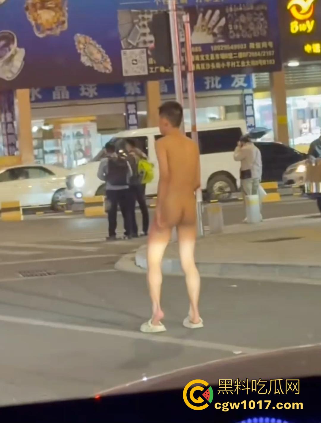深圳罗湖水贝珠宝城惊现全裸男!大马路晃屌逛街 又是主人任务?-3