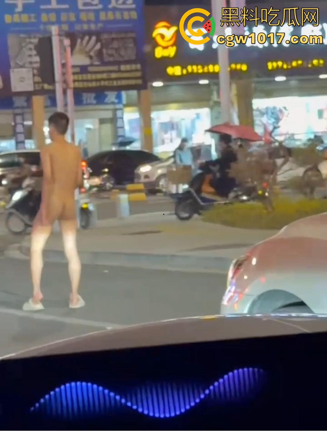 深圳罗湖水贝珠宝城惊现全裸男!大马路晃屌逛街 又是主人任务?-6