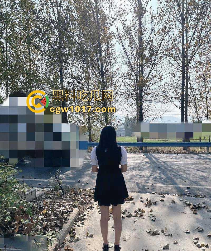 跟妹妹公园户外打野炮,撩起裙子就是操,无套后入刺激得不行,享受这种野外打炮带来的刺激感!-3