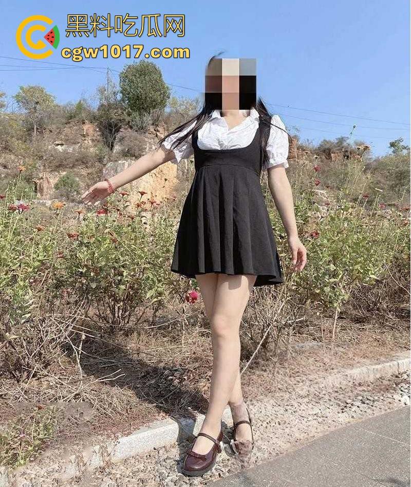 跟妹妹公园户外打野炮,撩起裙子就是操,无套后入刺激得不行,享受这种野外打炮带来的刺激感!-4