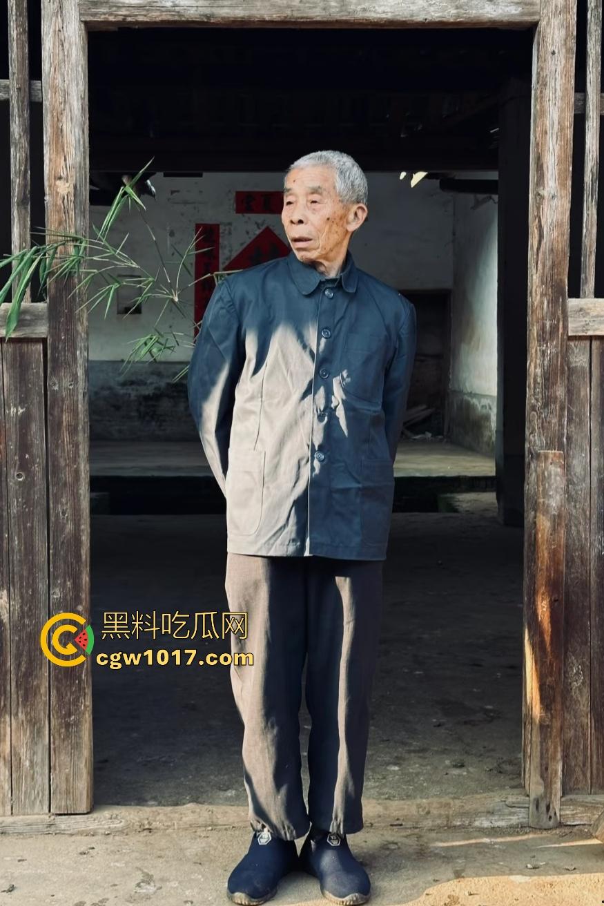 大爷手贱开狗笼被比特犬当场反咬!女主人抱不住狗,大妈大爷拿棍子打像挠痒,比特犬得配上香料才安抚大爷的心!-2