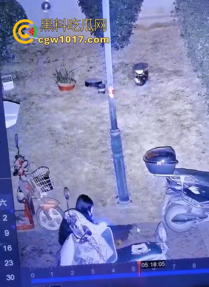 这就是小红书上的小仙女嘛!人模人样小姐姐随地拉屎,还很讲究拿别人电动车上的衣服擦屁屁,真的把我笑死!-4