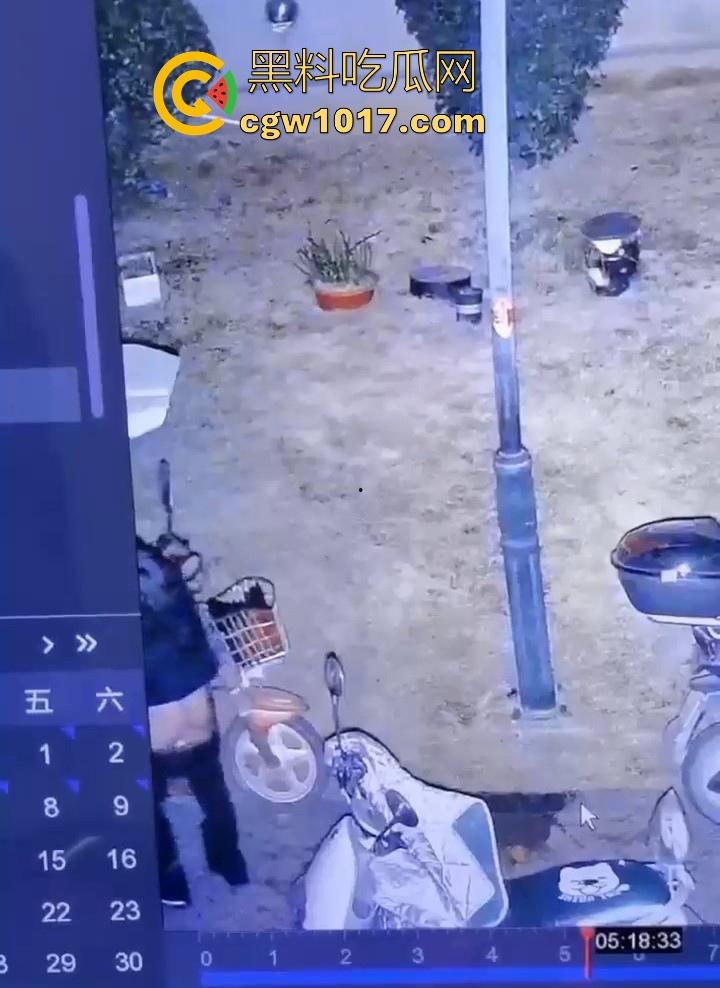 这就是小红书上的小仙女嘛！人模人样小姐姐随地拉屎，还很讲究拿别人电动车上的衣服擦屁屁，真的把我笑死！-9