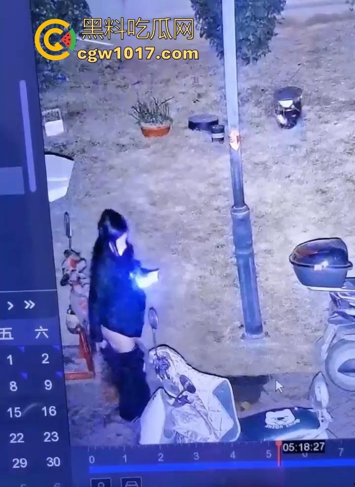 这就是小红书上的小仙女嘛!人模人样小姐姐随地拉屎,还很讲究拿别人电动车上的衣服擦屁屁,真的把我笑死!-6