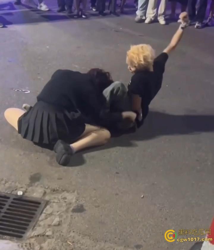 彪悍小仙女街头暴走,狂揍黄毛精神小伙,大白屁股极度辣眼,短裙外翻内裤都漏出来了,小伙被压在身下怀疑人生 !-6