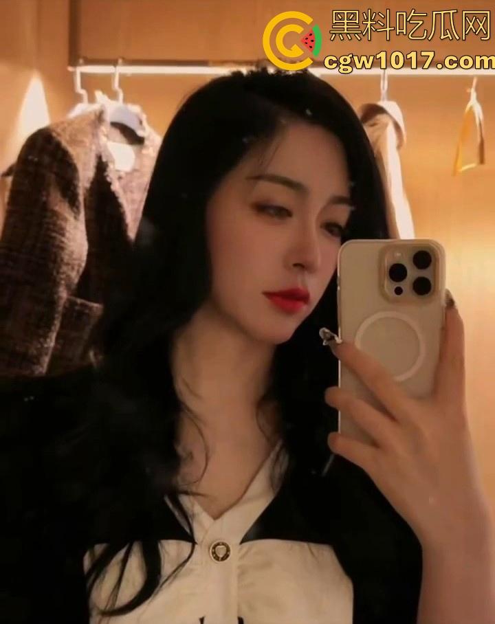 真实上海高颜值母女双飞侍奉一夫,剧情反成现实,母女双双沦为他人母狗,面对双肥臀夹击很难不爱!-3