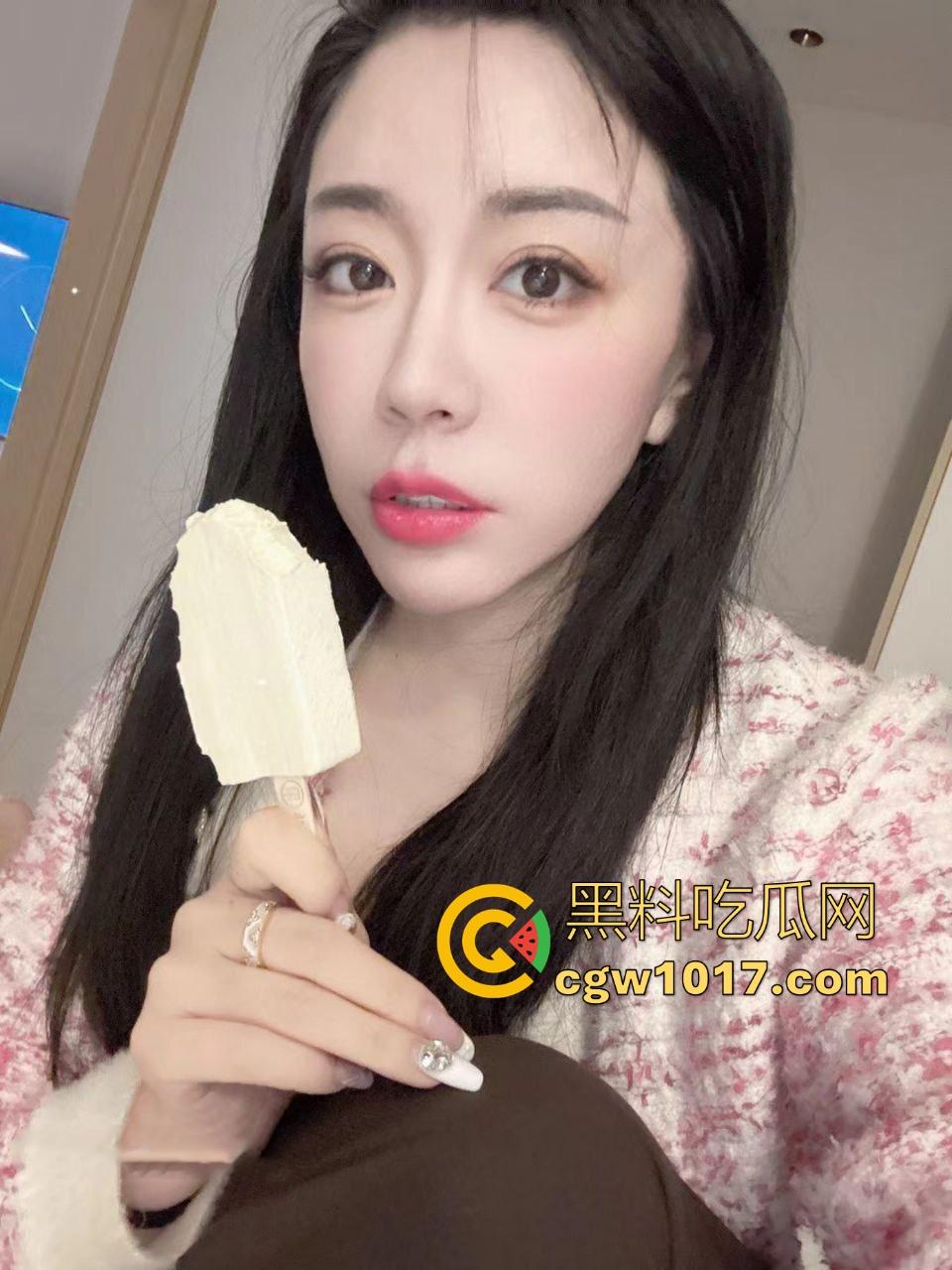 真实上海高颜值母女双飞侍奉一夫,剧情反成现实,母女双双沦为他人母狗,面对双肥臀夹击很难不爱!-6