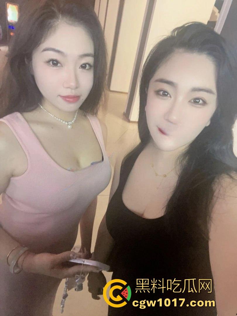 真实上海高颜值母女双飞侍奉一夫,剧情反成现实,母女双双沦为他人母狗,面对双肥臀夹击很难不爱!-7