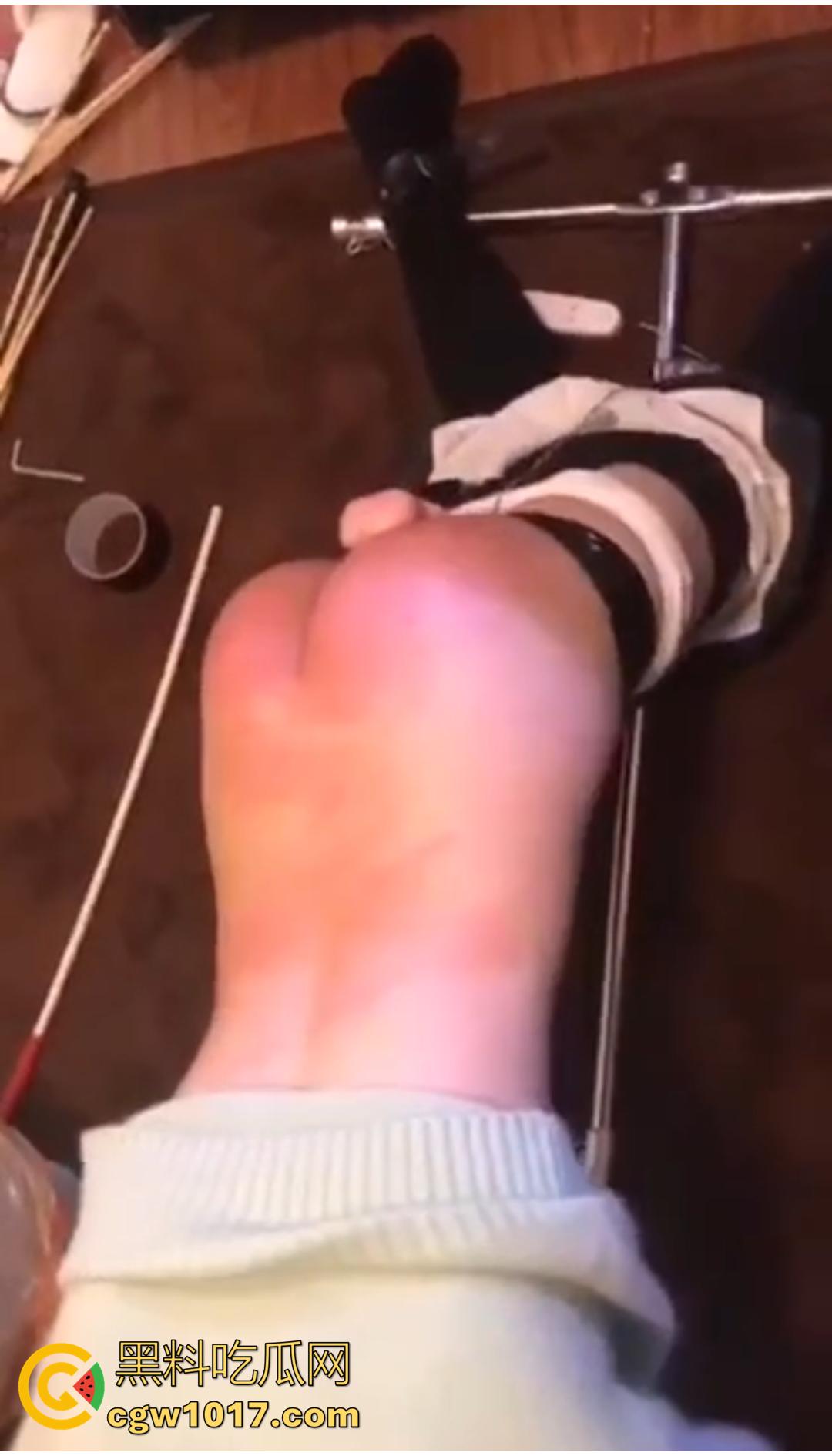 重口SM调教合集来袭!带你欣赏小众癖好!捆绑+口塞+臀刑鞭打,样样俱全 有的哭着求饶 有的还喊再用力!-3