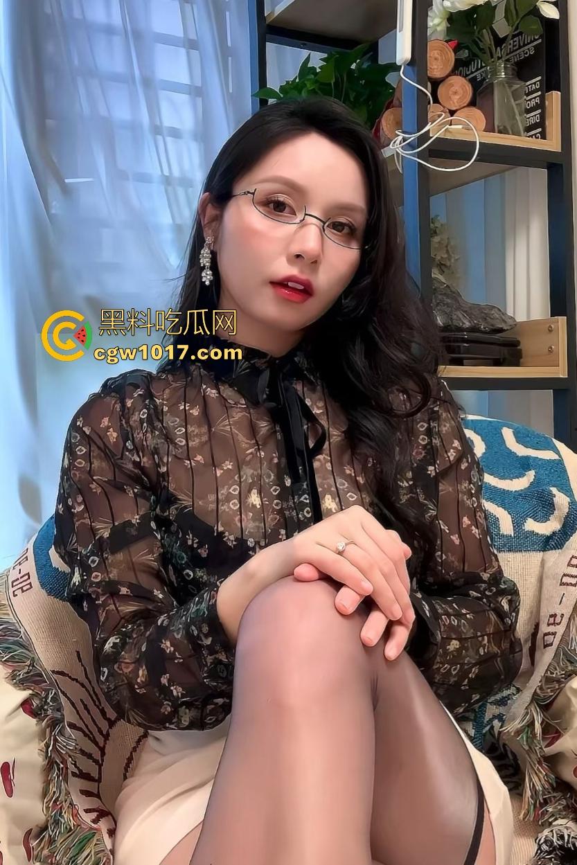 人妻轻熟女【历成慧】黑丝勒紧肥逼,被巨肉棒调教,女上位视觉效果拉满,被内射还要扒开让精液流出来!-5