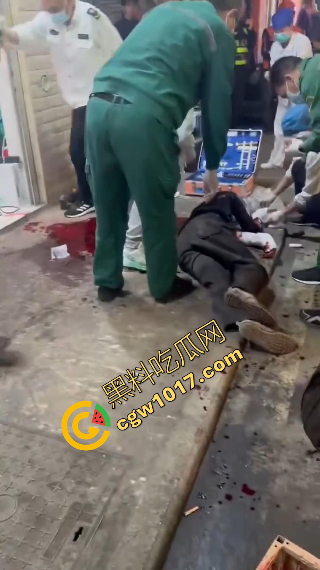 广西南宁骇人惨案!外卖骑手与商家发生口角 被其持刀疯砍当场死亡 现场血流成河毛骨悚然!-6