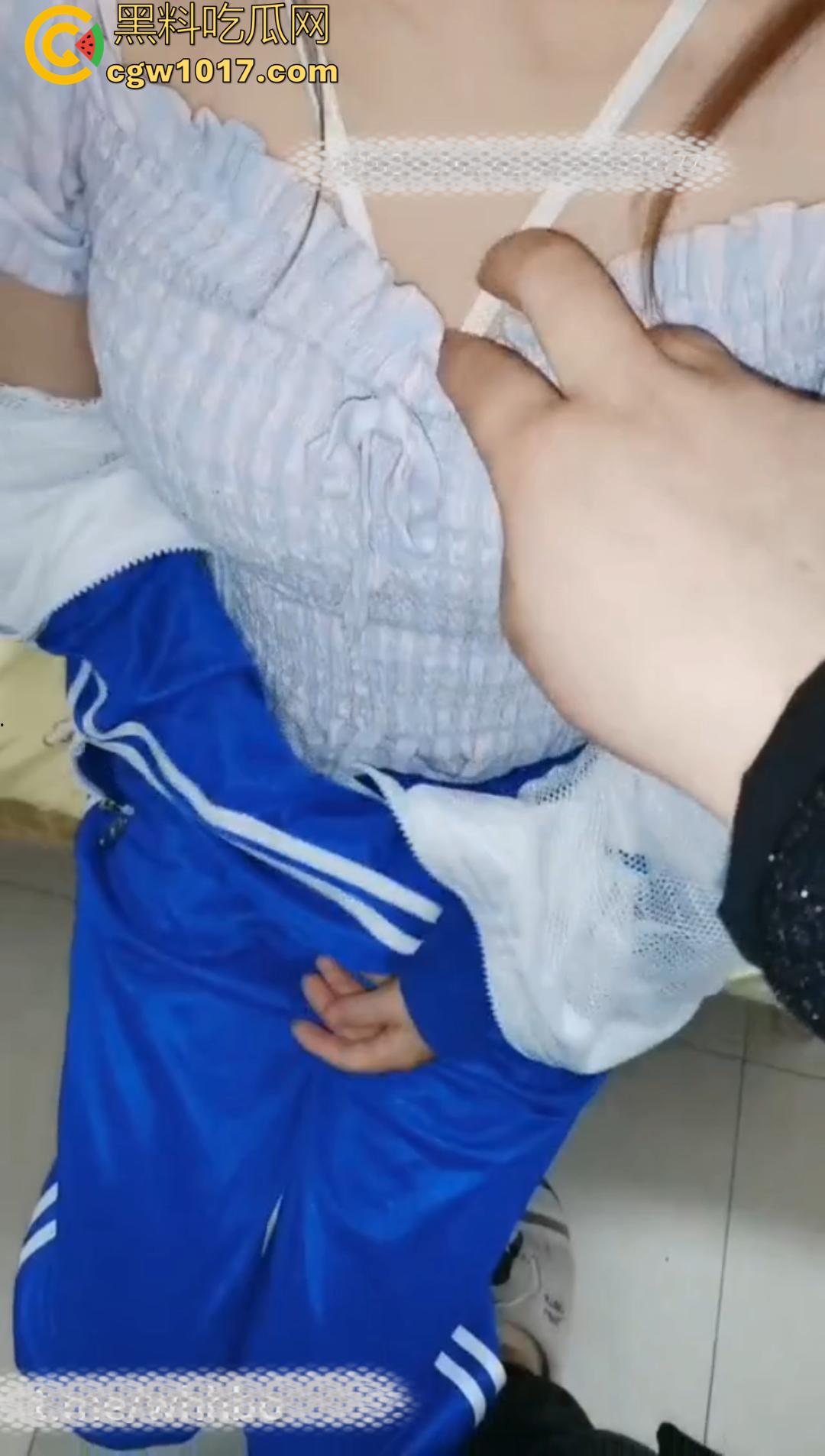 黄色主播花天价真实破处!高中巨乳妹子被开苞,插进去血流整个鸡巴上都是 妹子嗷嗷喊疼!-2