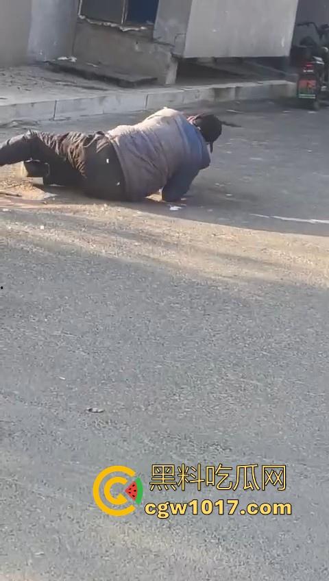 人狗街头大战！比特撕咬绝望老登，撕咬了一会主人拦开，狗子越想越气再次扑咬，不是路上这么多人就合着要这老头呗！-3