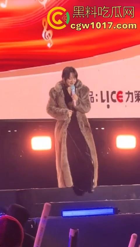 张韶涵演唱会粉丝大战,男粉大战小红书小仙女,疑似位置被抢而大打出手,偶像台上唱的火热,台下也打得火热!-2