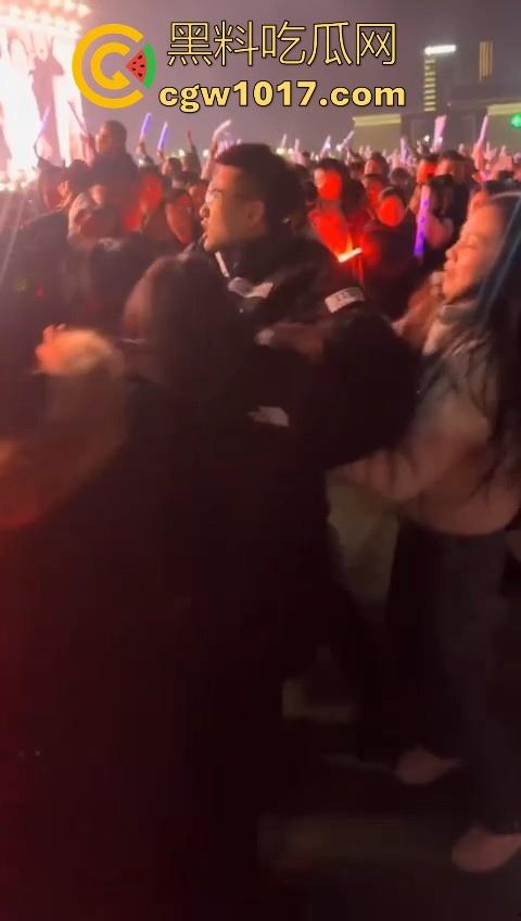 张韶涵演唱会粉丝大战,男粉大战小红书小仙女,疑似位置被抢而大打出手,偶像台上唱的火热,台下也打得火热!-5