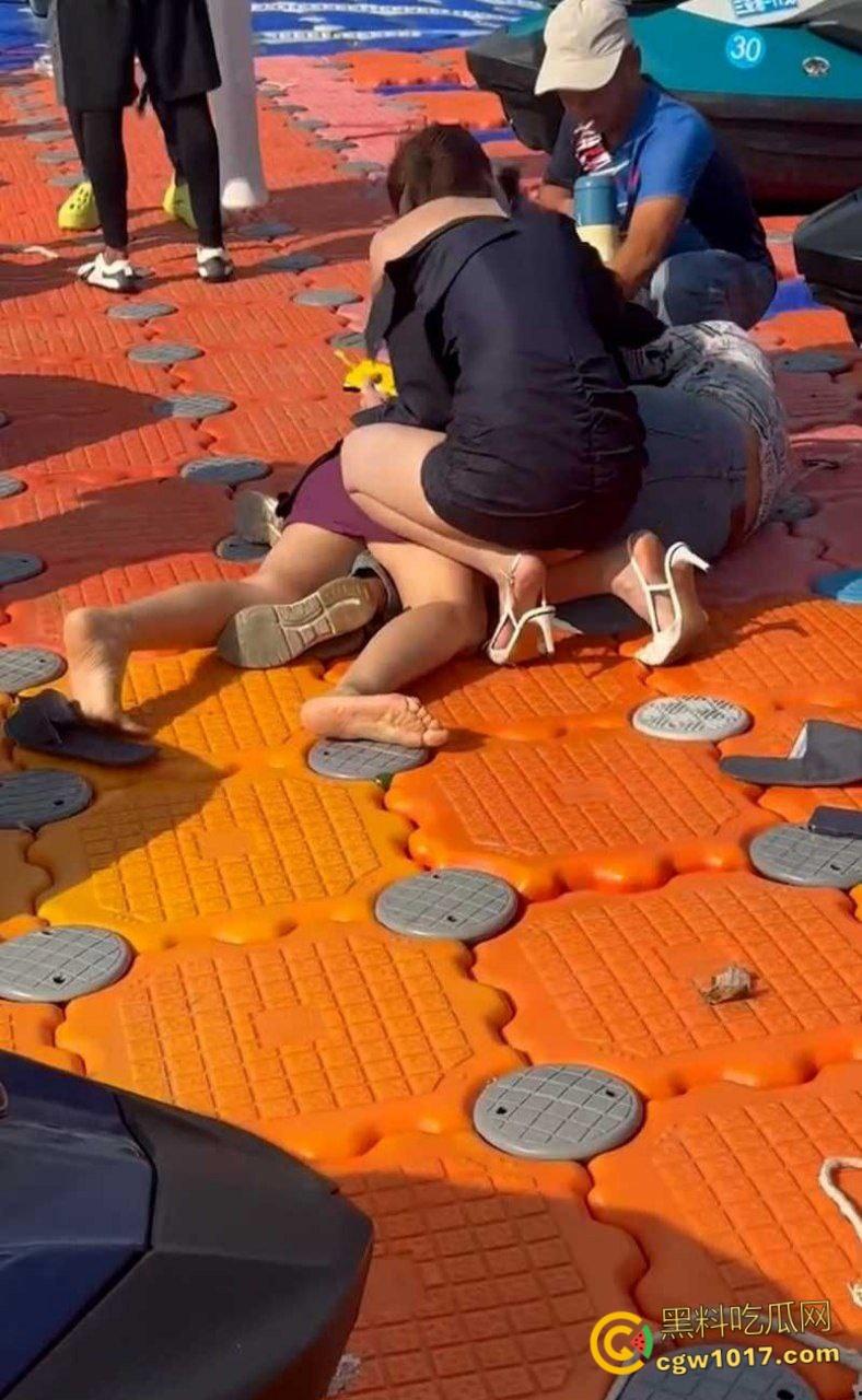 海南三亚钟情会所海边 ,黑衣女子当庭挑衅三女爆发冲突,头发一拽倒地就干,飞扑薅头堪比职业选手!-3