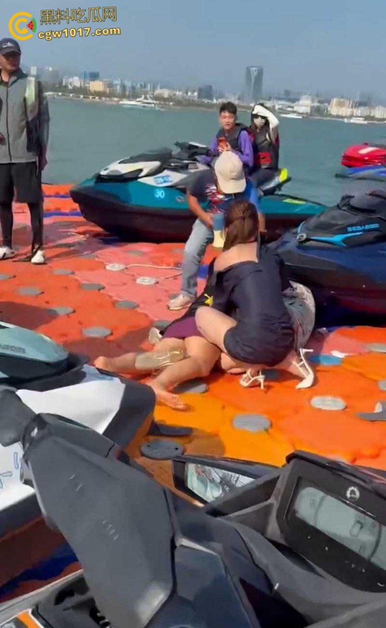 海南三亚钟情会所海边 ,黑衣女子当庭挑衅三女爆发冲突,头发一拽倒地就干,飞扑薅头堪比职业选手!-4