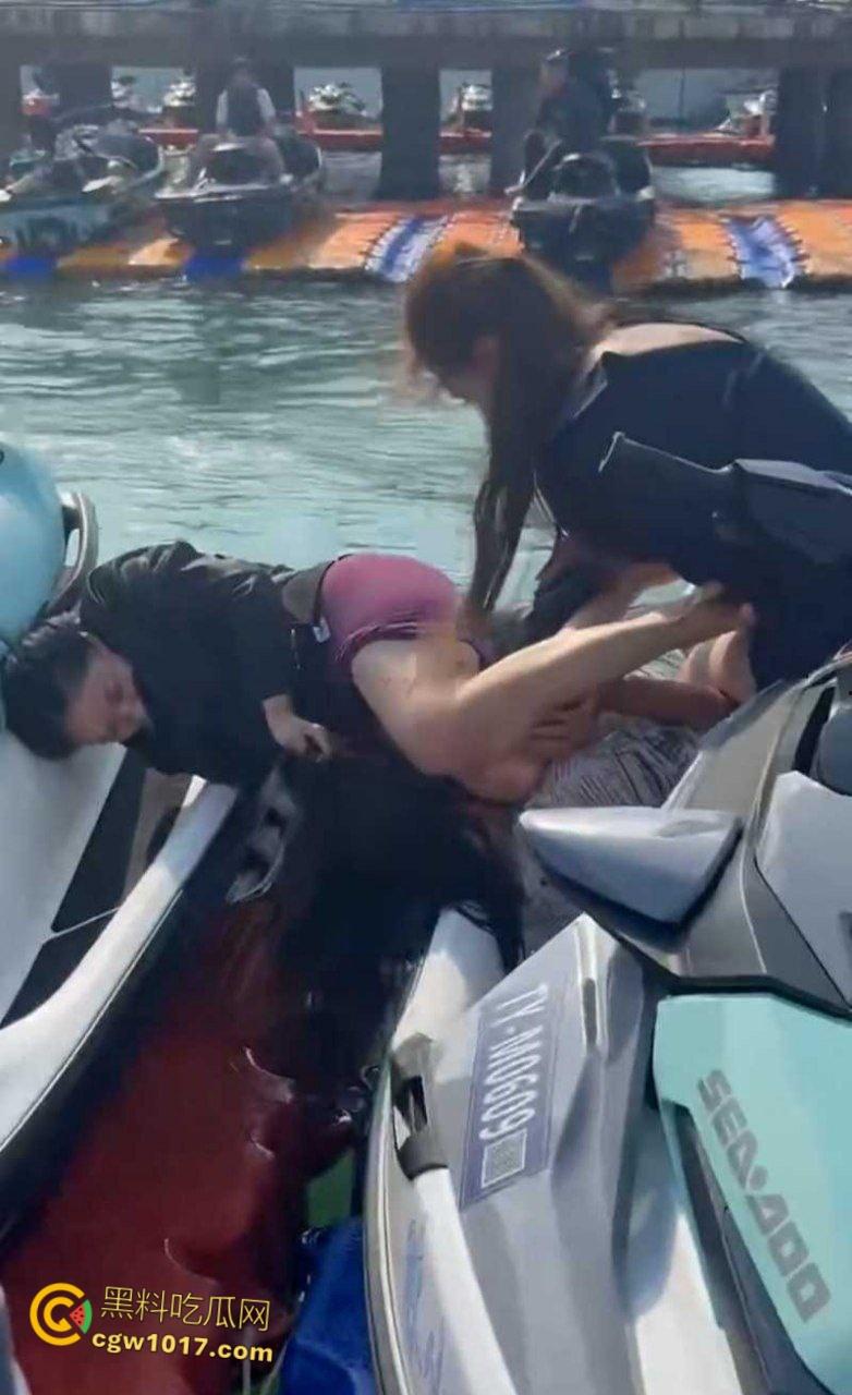海南三亚钟情会所海边 ,黑衣女子当庭挑衅三女爆发冲突,头发一拽倒地就干,飞扑薅头堪比职业选手!-6