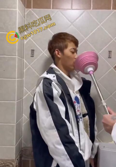 血腥慎点！社会混混残忍虐打小伙，马桶刷戳脸，铁管刺手，手背戳破血肉模糊，骨头暴露，惨不忍睹，令人心寒！-5