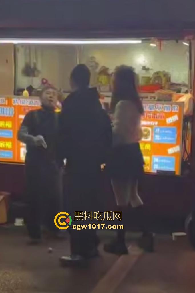 湖南大学城章鱼小丸子事件,两女子因出餐慢怒砸摊位,推倒七旬奶奶致脑梗,摊主儿子哭诉怒喷“泼妇蛮横”!-5