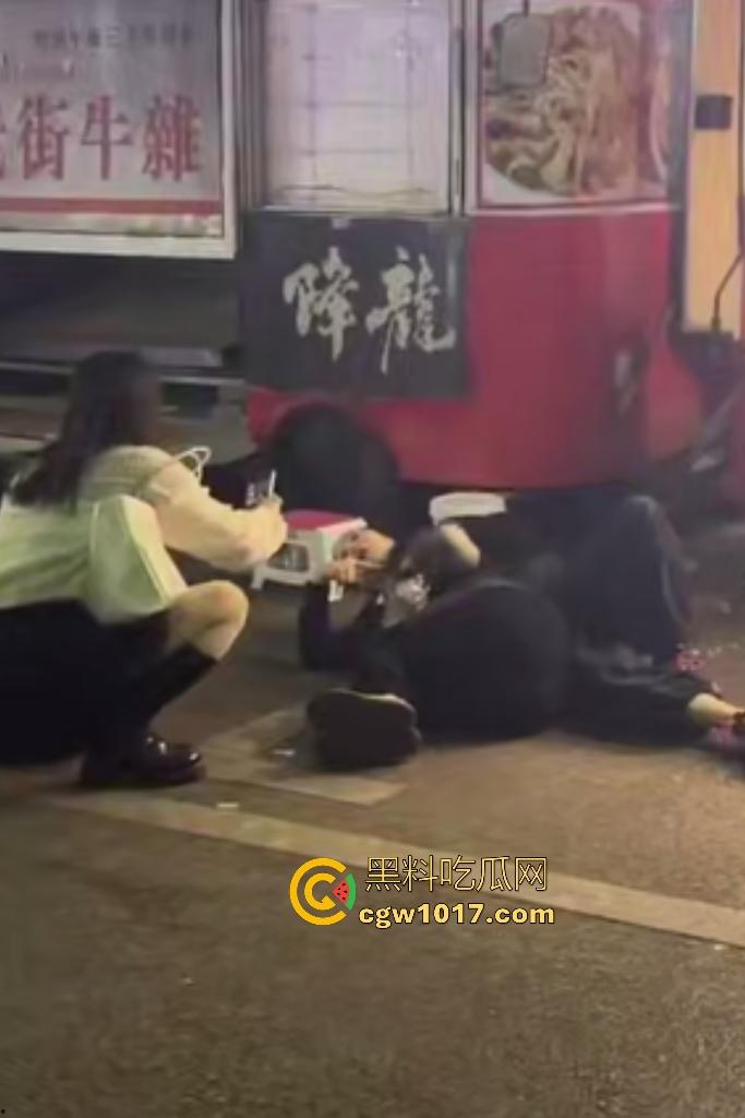 湖南大学城章鱼小丸子事件,两女子因出餐慢怒砸摊位,推倒七旬奶奶致脑梗,摊主儿子哭诉怒喷“泼妇蛮横”!-6