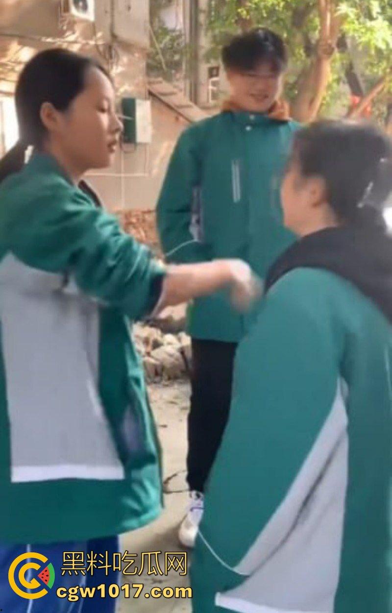 阆中中学女生霸凌事件 高中妹被接连扇大耳光 满脸红掌印却依旧不闪不避 硬气的一逼!男同学围观全程不阻止反而笑嘻嘻!-7