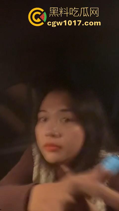 广东省潮州饶平捉奸现场!深夜操完送别人的老婆回家被逮,绿帽老公在车外拿手电一直拍,骚逼还好意思捂脸!-11