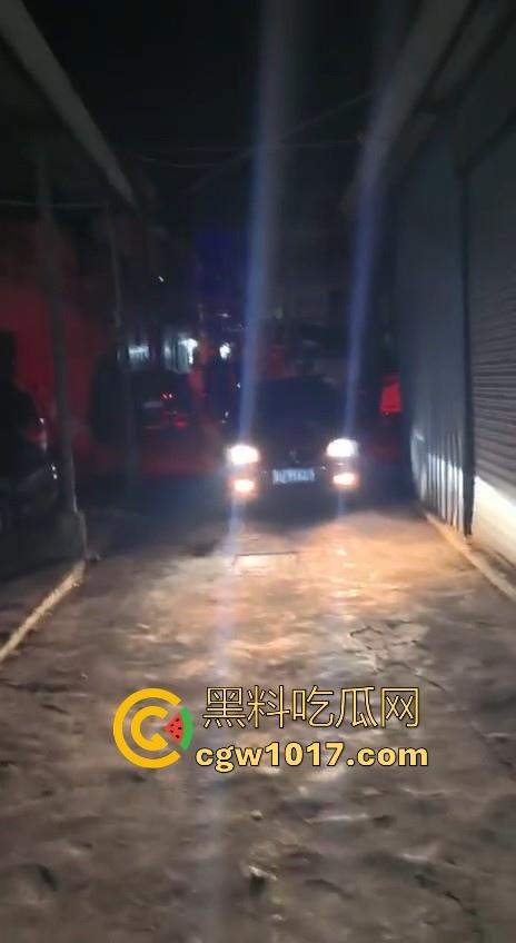 广东省潮州饶平捉奸现场!深夜操完送别人的老婆回家被逮,绿帽老公在车外拿手电一直拍,骚逼还好意思捂脸!-4