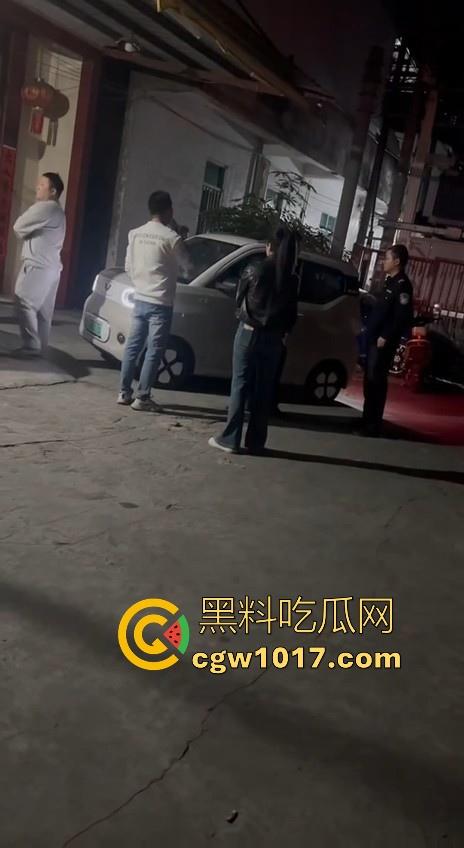 广东省潮州饶平捉奸现场!深夜操完送别人的老婆回家被逮,绿帽老公在车外拿手电一直拍,骚逼还好意思捂脸!-9