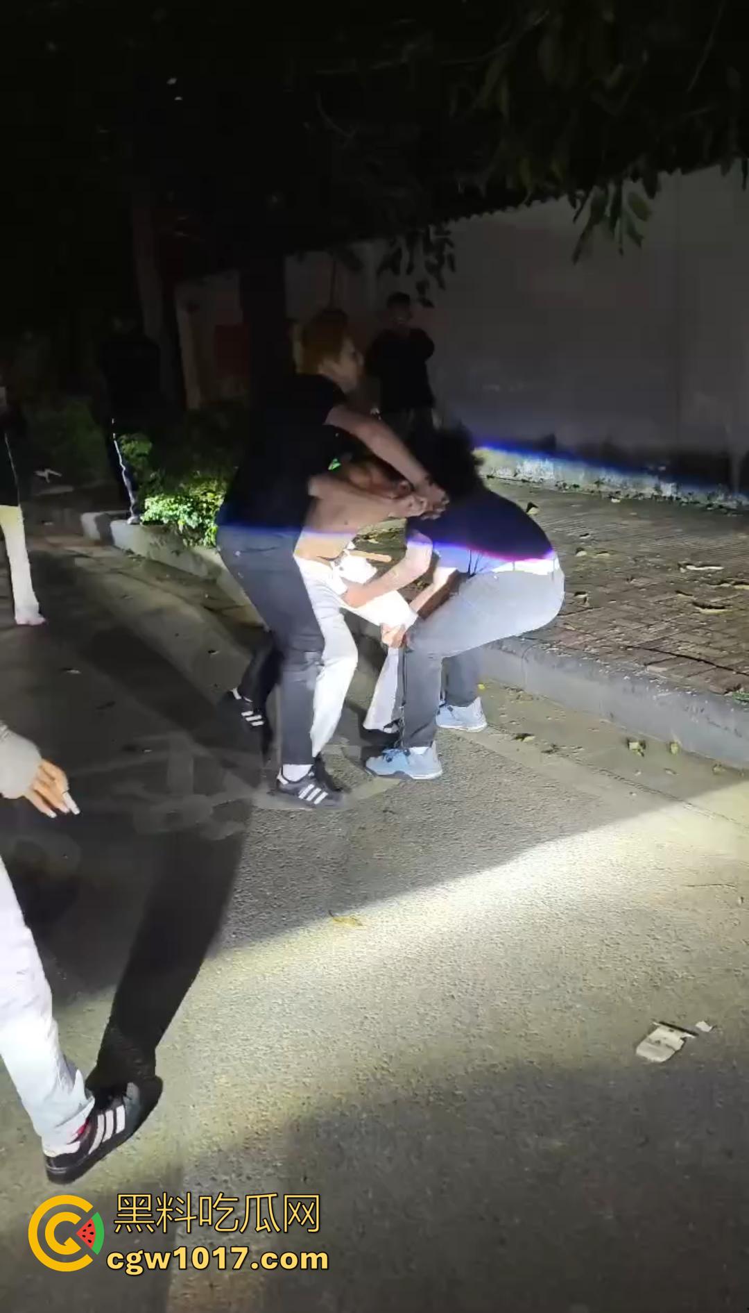 广西桂林C罗事件完整版 精神小伙为爱冲锋 与情敌约群架1v4 只为争夺交配权 现场视频流出!-3