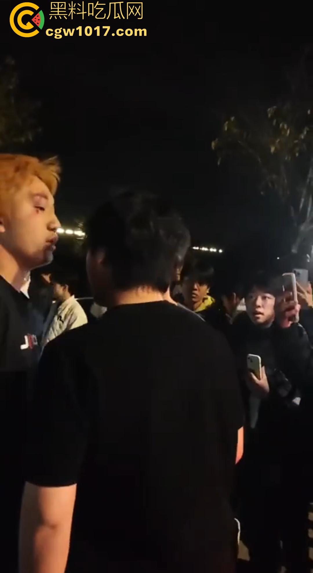 广西桂林C罗事件完整版 精神小伙为爱冲锋 与情敌约群架1v4 只为争夺交配权 现场视频流出!-5