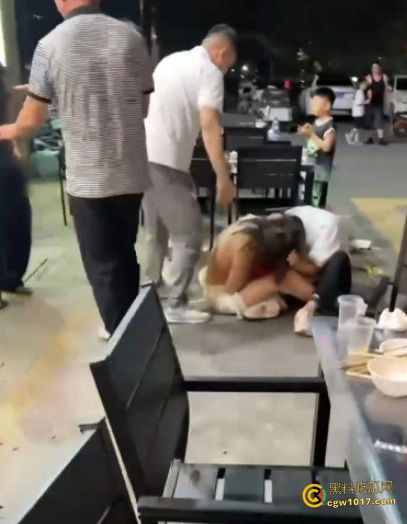 原配小三当街互殴名场面,激烈扭打互相撕扯,衣服扒光露出雪白肉体,彪悍战斗力引得路人围观 !-4