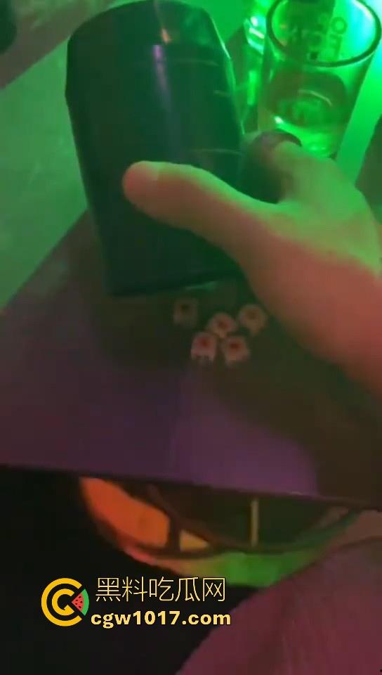 两杯小酒轻松拿下淫荡小骚逼,带回酒店全自动骑乘,跟喝酒前的高冷态度巨大反差,她怎么能这么骚啊!-3