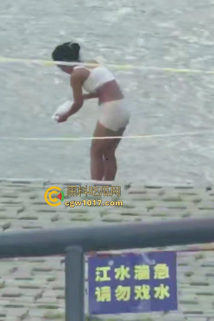 江边惊现白臀美女裸泳!脱衣屁股白到发光一堆人围观,老哥手机放大狂拍奶头隐约可见,我想知道这什么牌子的手机!-3