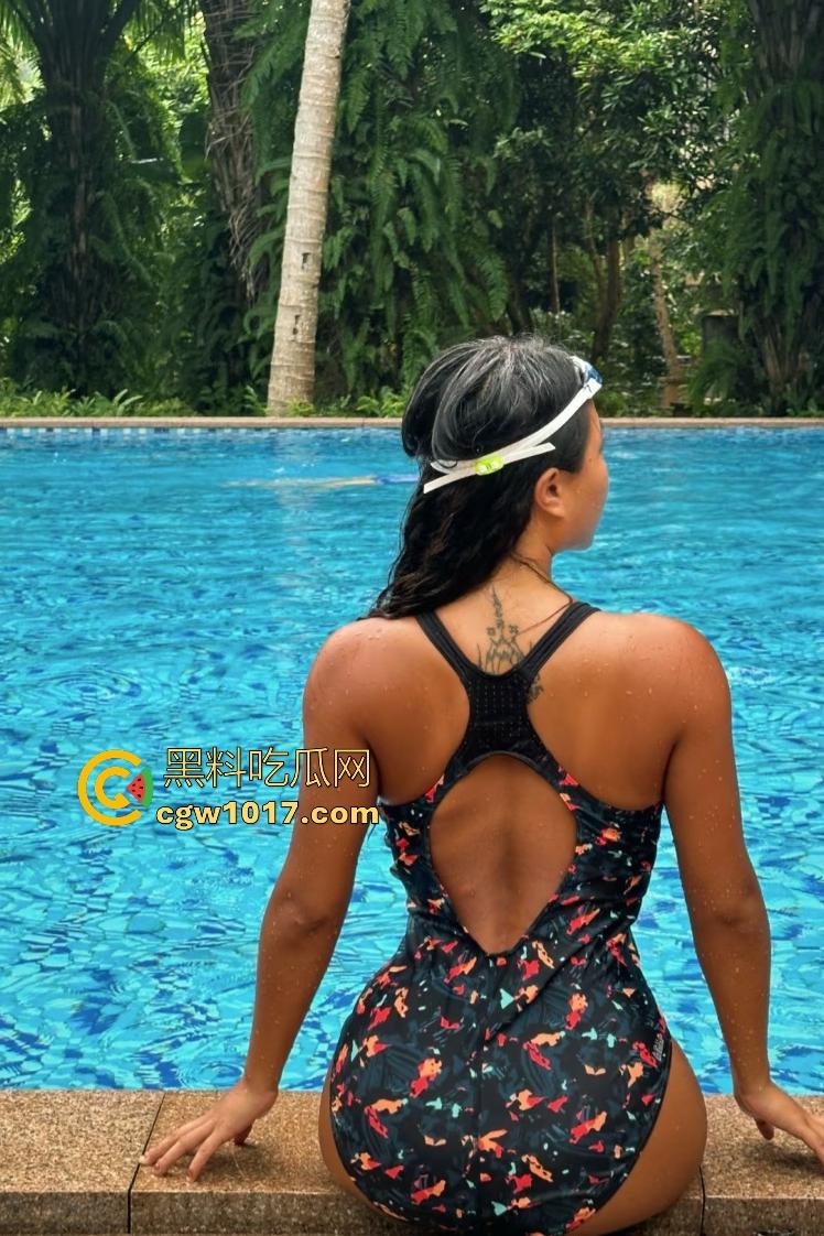 江边惊现白臀美女裸泳!脱衣屁股白到发光一堆人围观,老哥手机放大狂拍奶头隐约可见,我想知道这什么牌子的手机!-5