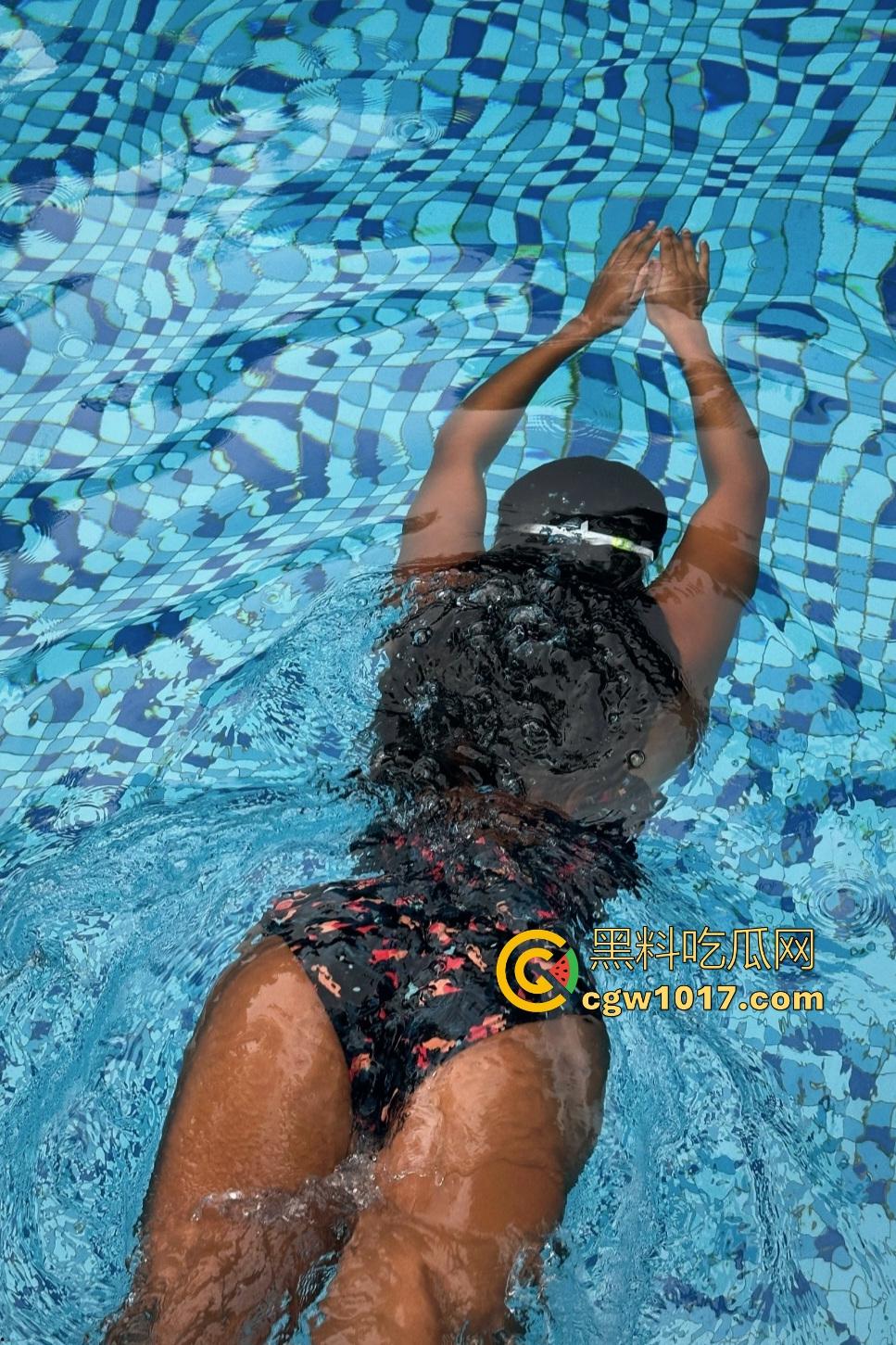 江边惊现白臀美女裸泳!脱衣屁股白到发光一堆人围观,老哥手机放大狂拍奶头隐约可见,我想知道这什么牌子的手机!-6