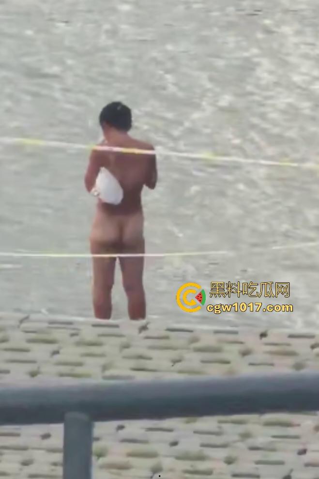 江边惊现白臀美女裸泳!脱衣屁股白到发光一堆人围观,老哥手机放大狂拍奶头隐约可见,我想知道这什么牌子的手机!-7