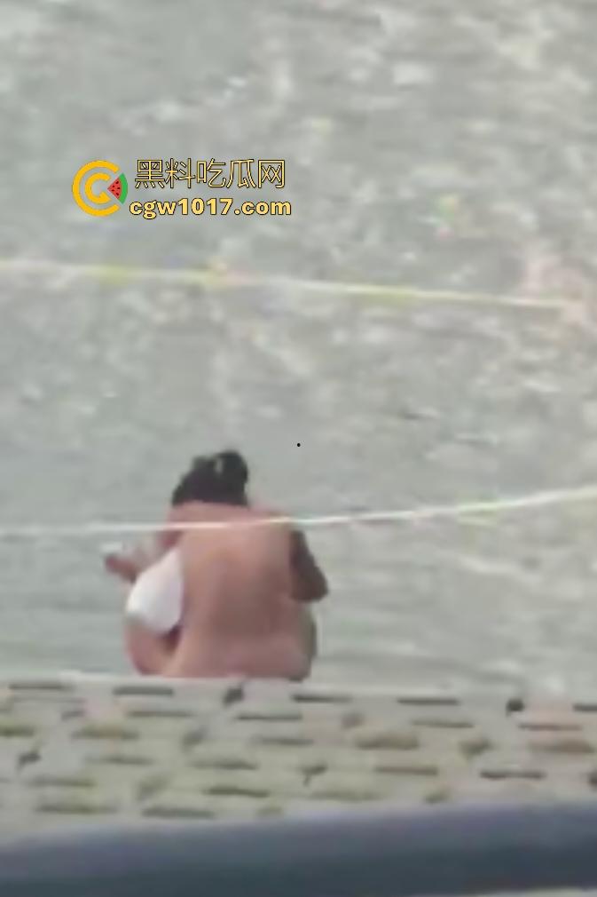江边惊现白臀美女裸泳!脱衣屁股白到发光一堆人围观,老哥手机放大狂拍奶头隐约可见,我想知道这什么牌子的手机!-8