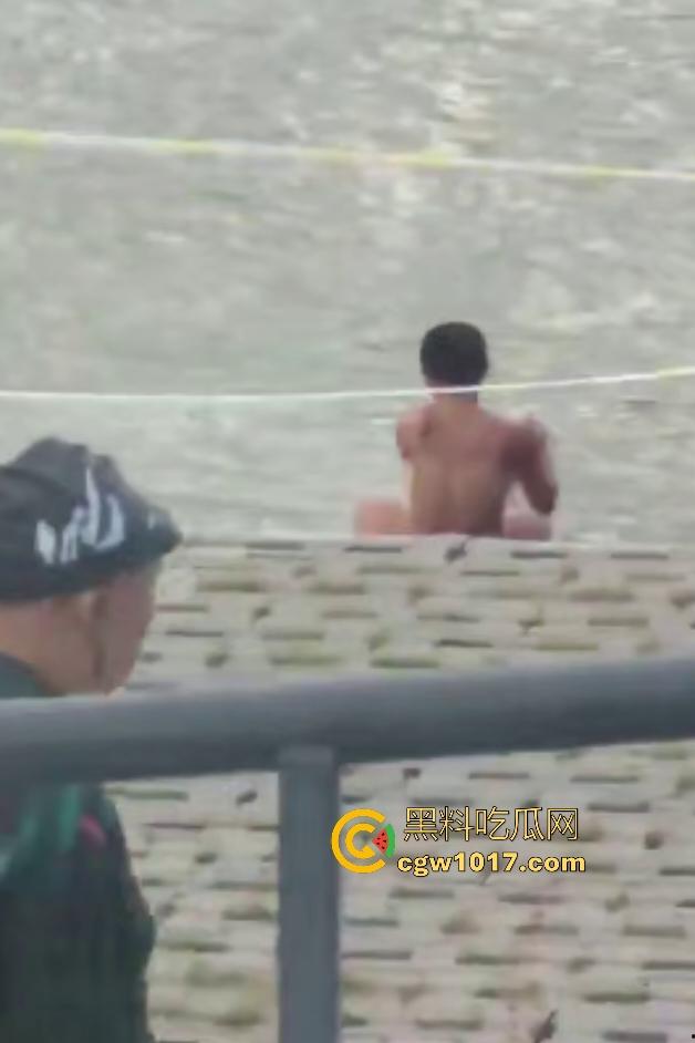 江边惊现白臀美女裸泳!脱衣屁股白到发光一堆人围观,老哥手机放大狂拍奶头隐约可见,我想知道这什么牌子的手机!-9