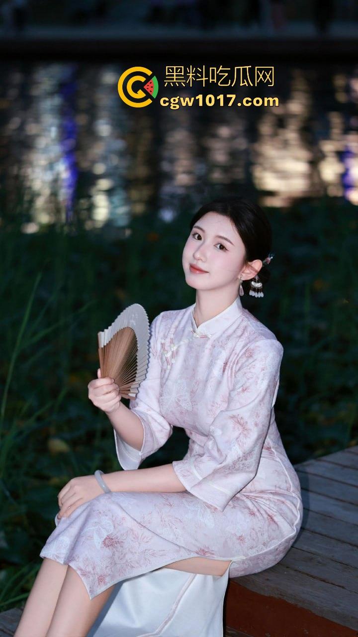 绿帽奴为刚做完爱的老婆清理小穴,用舌头360度无死角舔干净跟单男的爱液,堪比小米扫地机器人,这你受得了嘛!-2