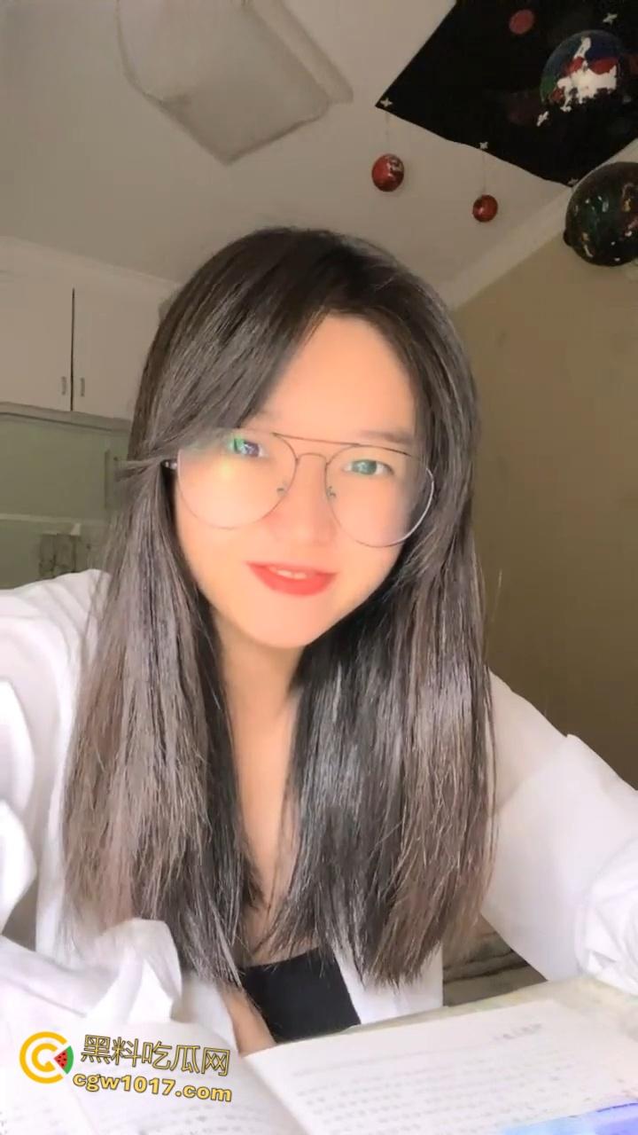 南京林业大学校花【何雯婷】,考研二战独居饥渴难耐,性感内裤塞个小玩具后继续学习,纯纯的清纯反差婊!-3