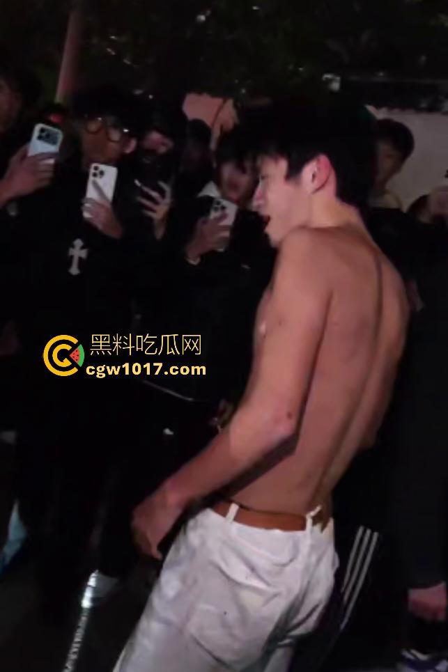 广西桂林谢霆锋1打4个C罗,只为争夺女友,谢霆锋没穿衣服被几个C罗当足球踢,真男人就要敢于单挑!-7