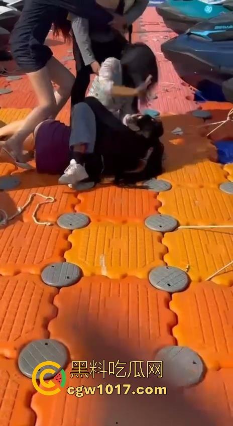 海南三亚钟情会所海边两大极品女现场撕逼,谁也不服谁直接开干,扯头发抓胸打起来丝毫不输男的,拦都拦不开!-5