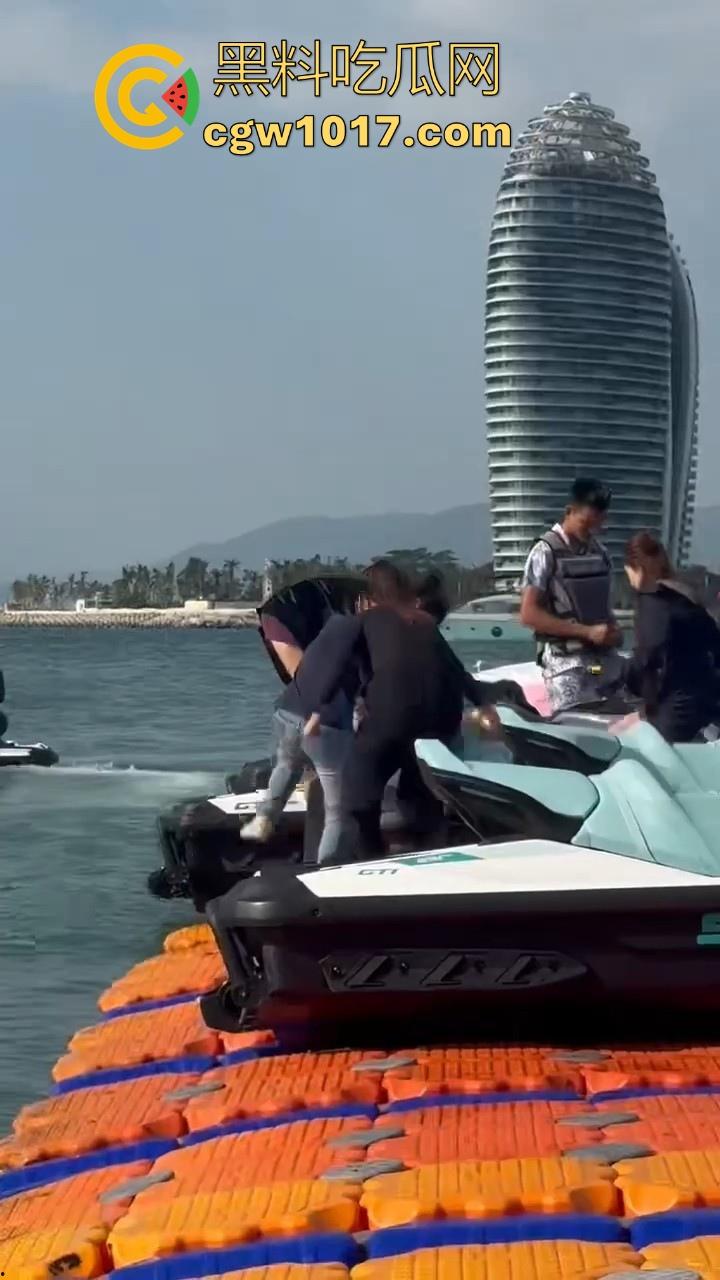 海南三亚钟情会所海边两大极品女现场撕逼,谁也不服谁直接开干,扯头发抓胸打起来丝毫不输男的,拦都拦不开!-8