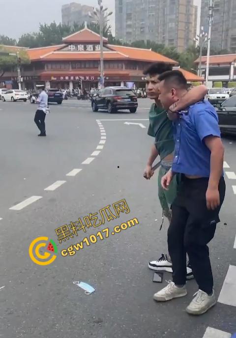 新疆男子勇斗城管!刀光闪烁,威风凛凛,城管悲惨跪地求饶,差点命丧黄泉!-6