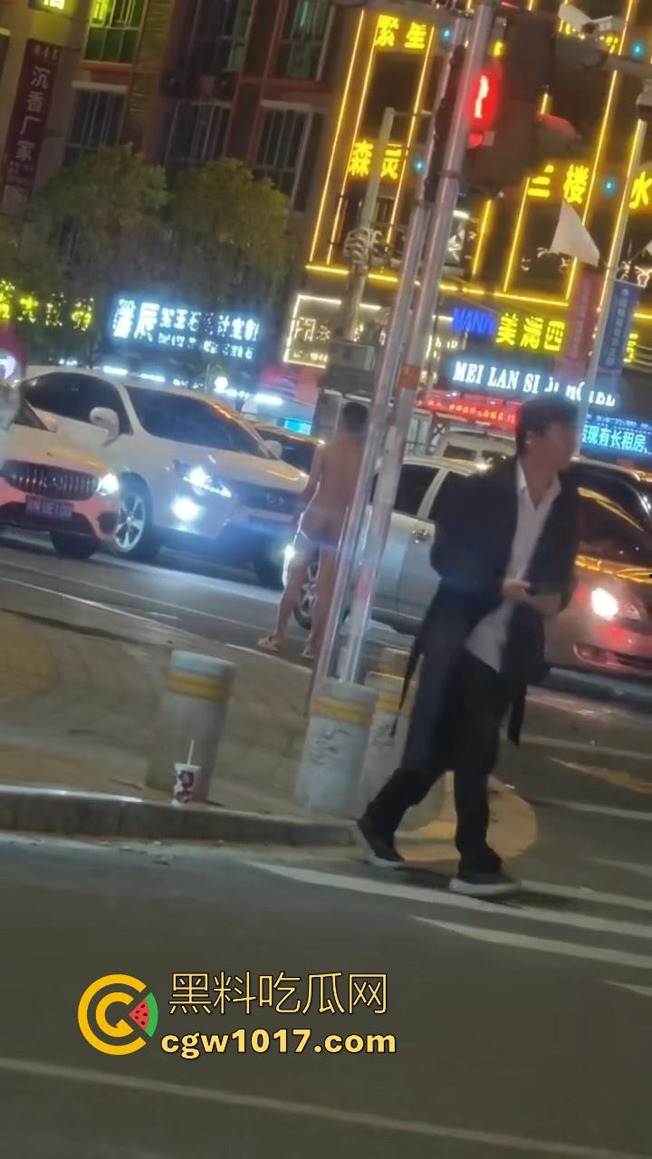 大冬天街头惊现裸男夜跑!全身脱光在车流量最大的街道夜跑,马路中央的焦点,难道什么女主人的任务啊!-3
