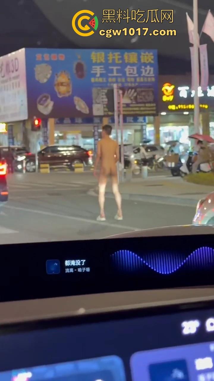 大冬天街头惊现裸男夜跑!全身脱光在车流量最大的街道夜跑,马路中央的焦点,难道什么女主人的任务啊!-5