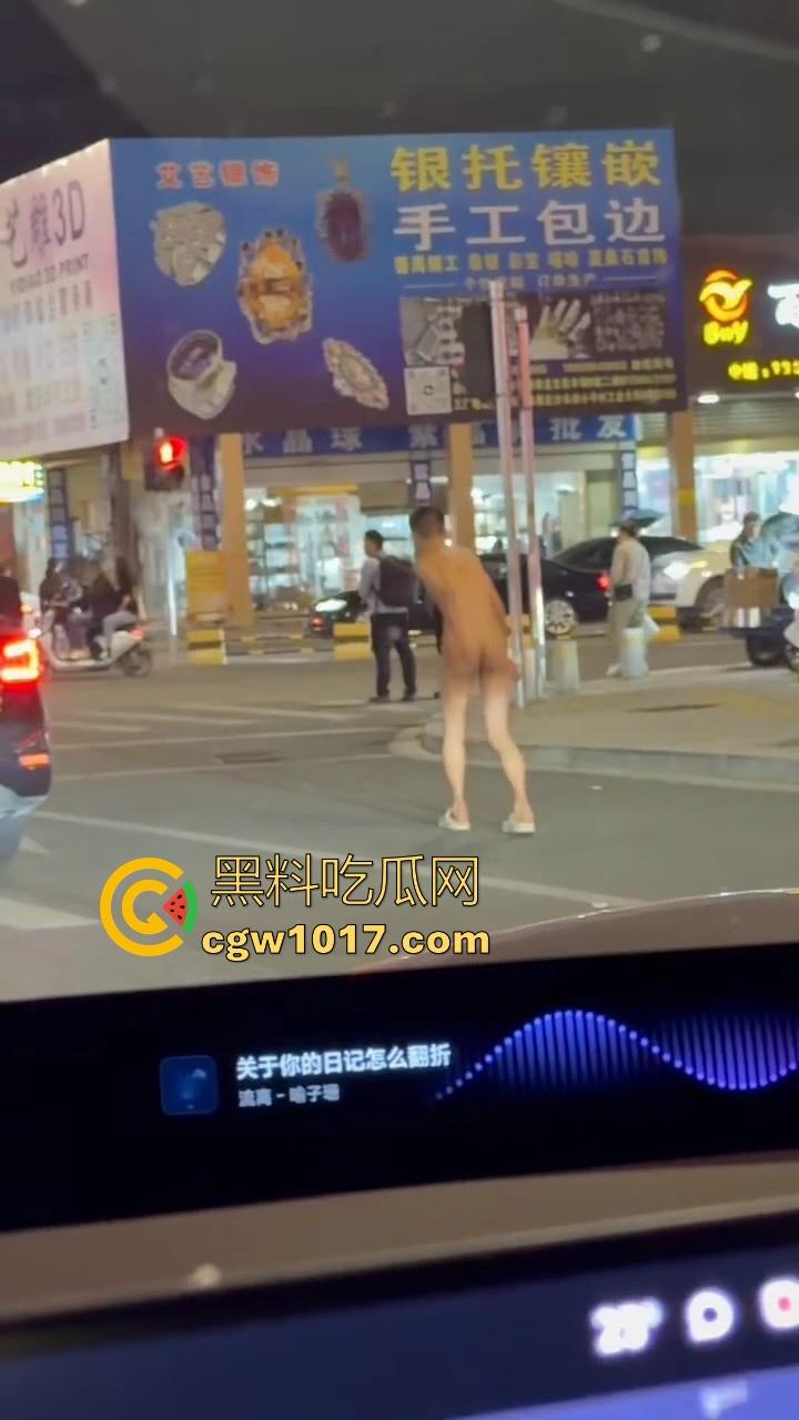 大冬天街头惊现裸男夜跑!全身脱光在车流量最大的街道夜跑,马路中央的焦点,难道什么女主人的任务啊!-8